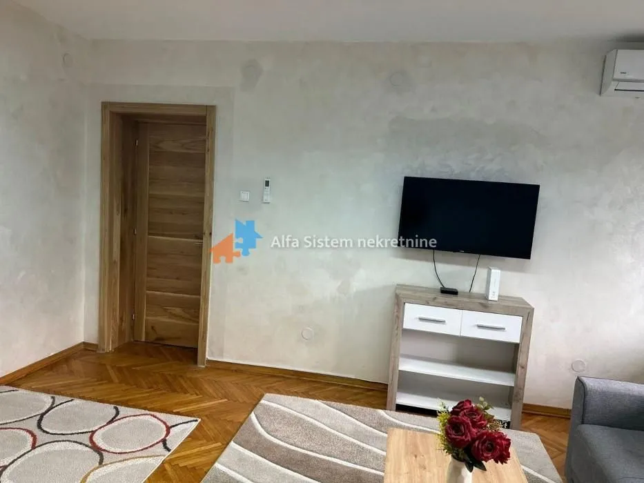 Izdavanje, trosoban stan, 105m², Savski Venac, Beograd