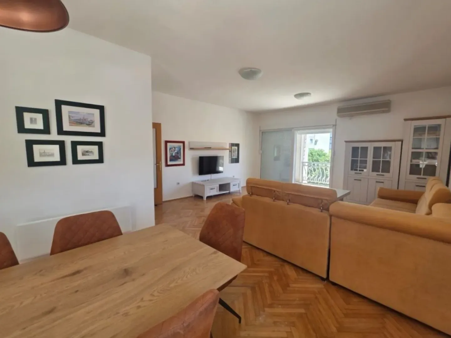 Izdavanje, trosoban stan, 130m², Preko Morače, Podgorica
