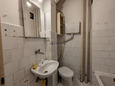 Manje kupatilo sa sanitarijama i belim pločicama. - image 9