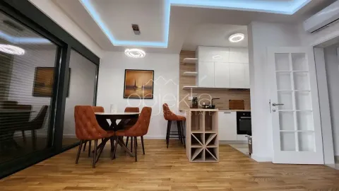 Moderna kuhinja sa trpezarijom i šankom u svijetlim tonovima. - image 3