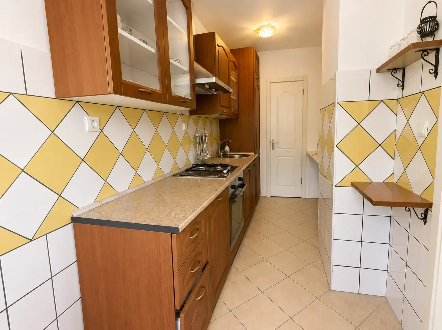 Izdavanje, jednosoban stan, 75m², Centar, Tivat