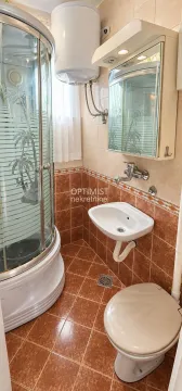 Manje kupatilo sa tuš kabinom, umivaonikom i wc šoljom. - image 9
