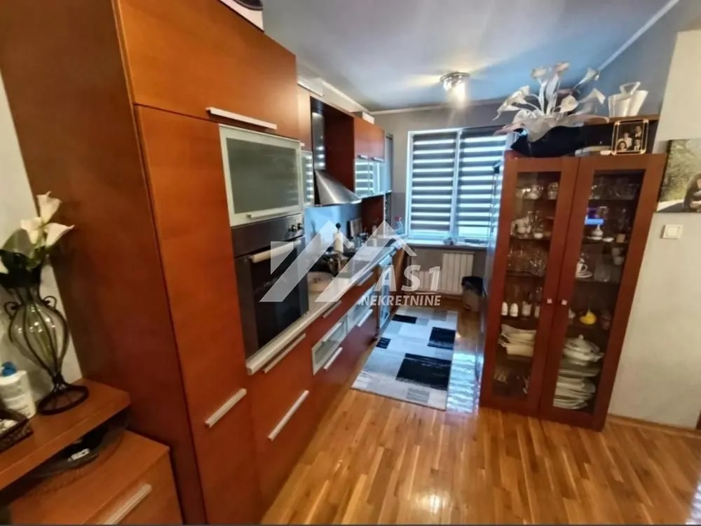 Prodaja, trosoban stan, 100m², Centar, Novi Sad