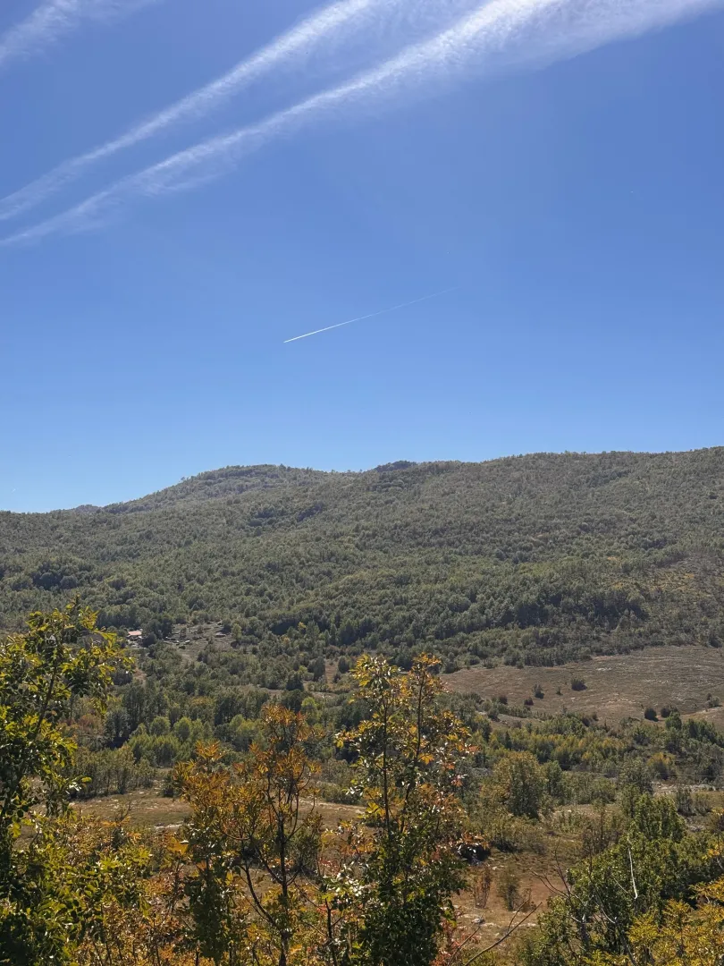 Pogled na brda i prirodu sa imanja.