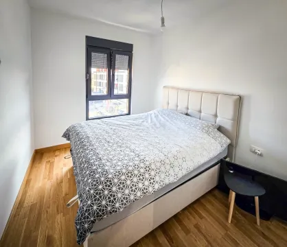 Spavaća soba sa bračnim krevetom i prozorom. - image 12