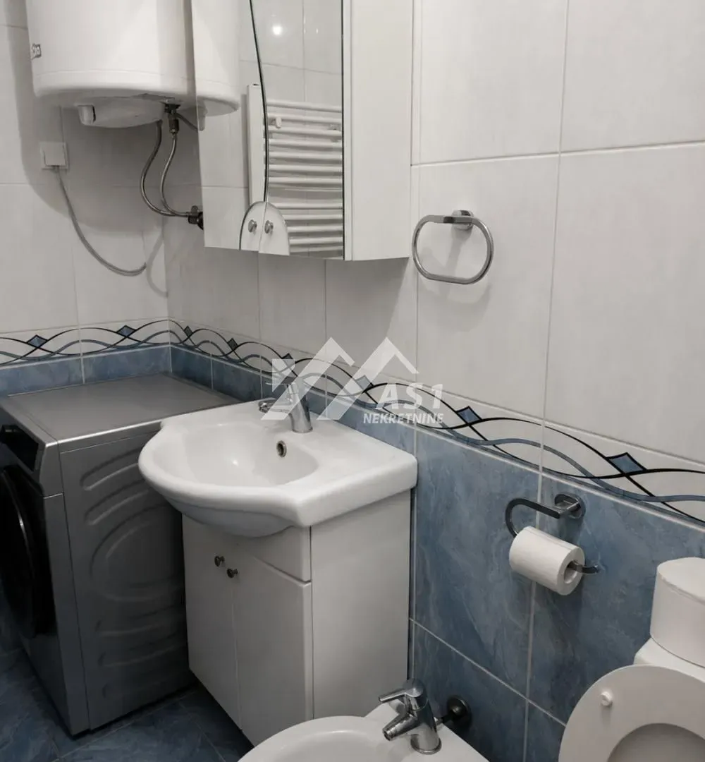 Izdavanje, trosoban stan, 73m², Centar, Novi Sad