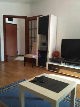 Pogled na dio dnevne sobe sa garniturom za sjedenje i televizorom. - image 2