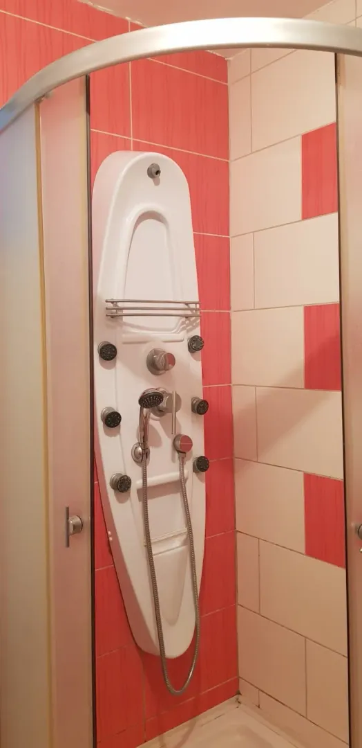 Kupatilo sa tuš kabinom i hidromasažnim stubom.