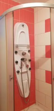 Kupatilo sa tuš kabinom i hidromasažnim stubom. - image 12