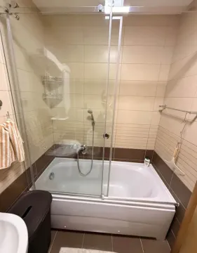 Manje kupatilo sa kadom i staklenom pregradom. - image 4