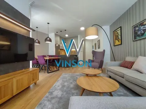 Moderan i prostran dnevni boravak sa garniturom, TV-om i trpezarijom u pozadini. - image 13