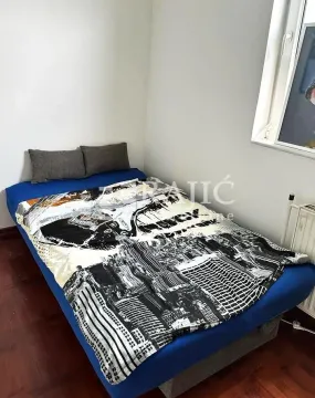 Small bedroom with a bed and a window. - image 9