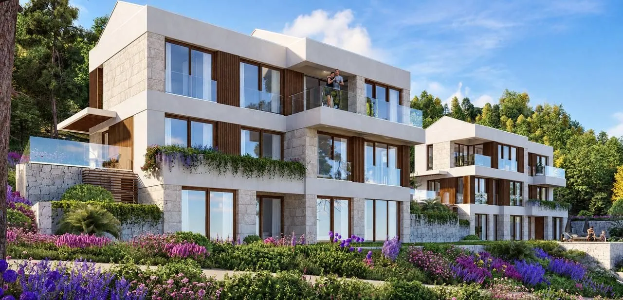 Eksterijer modernih stambenih objekata okruženih zelenilom i cvijećem.