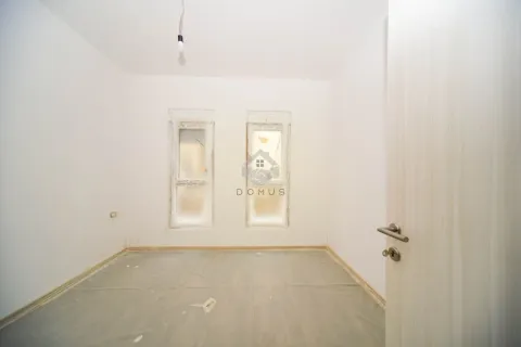 Prazna neuređena prostorija sa bijelim zidovima i dva prozora. - image 6