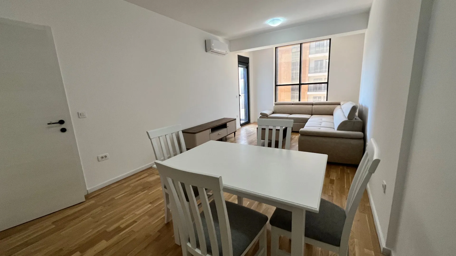 Izdavanje, dvosoban stan, 64m², Stari Aerodrom, Podgorica