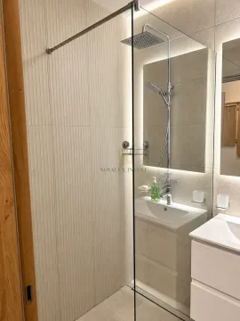 Moderne kupatilo sa tuš kabinom i umivaonikom. - image 7