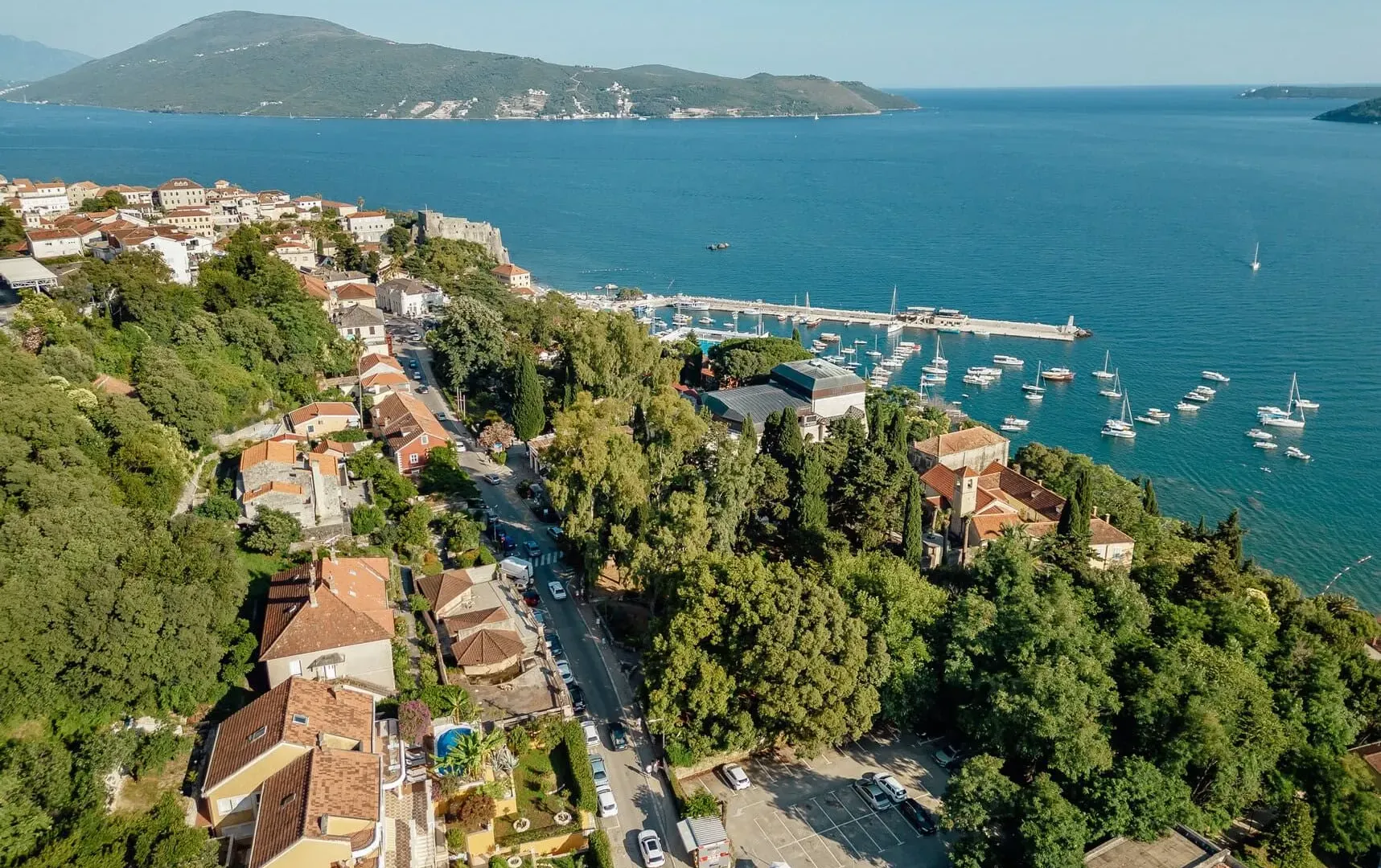 Izdavanje, kuća, 247m², Centar, Kotor