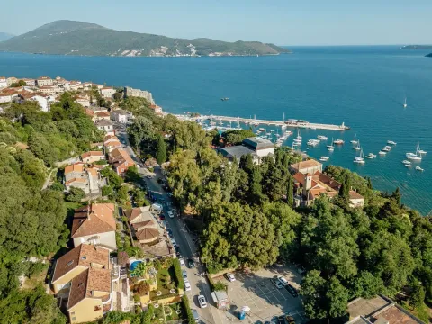 Izdavanje, kuća, 247m², Centar, Kotor - image 21