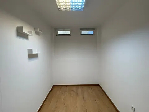 Izdavanje, poslovni prostor, 10m², Centar, Podgorica - image 5