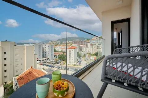 Namješten balkon sa garniturom za sjedenje i pogledom na grad. - image 6