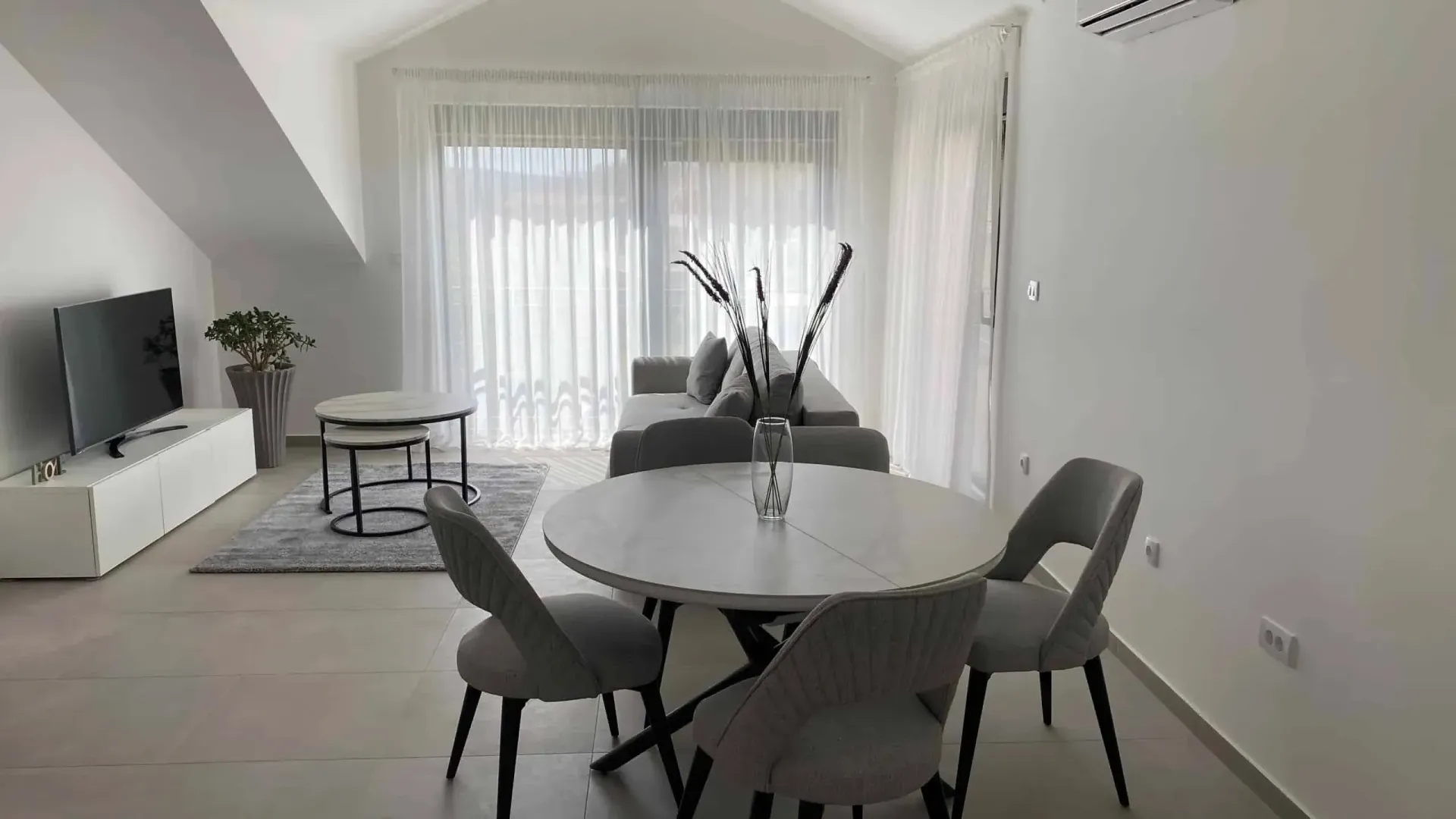 Izdavanje, stan, 70m², Tivat, Crna Gora