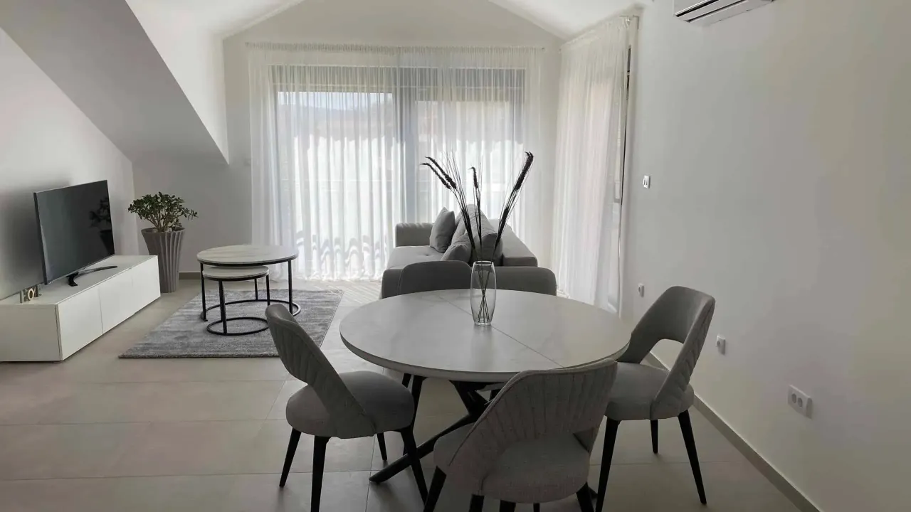 Izdavanje, stan, 70m², Tivat, Crna Gora