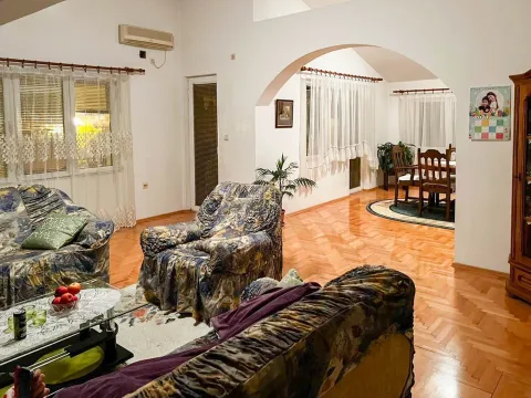 Rent, three bedroom apartment, 150m², Stari Aerodrom, Podgorica - image 2