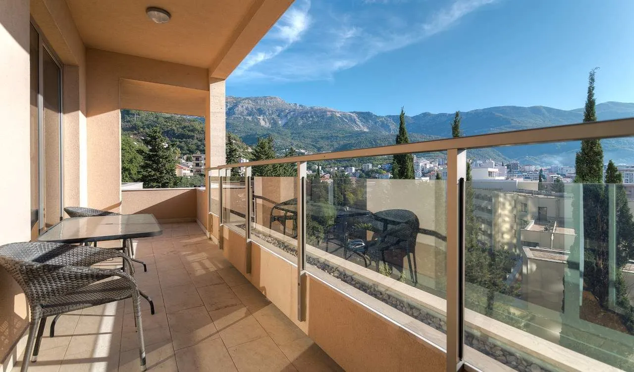 Prodaja, trosoban stan, 189m², Zavala, Budva