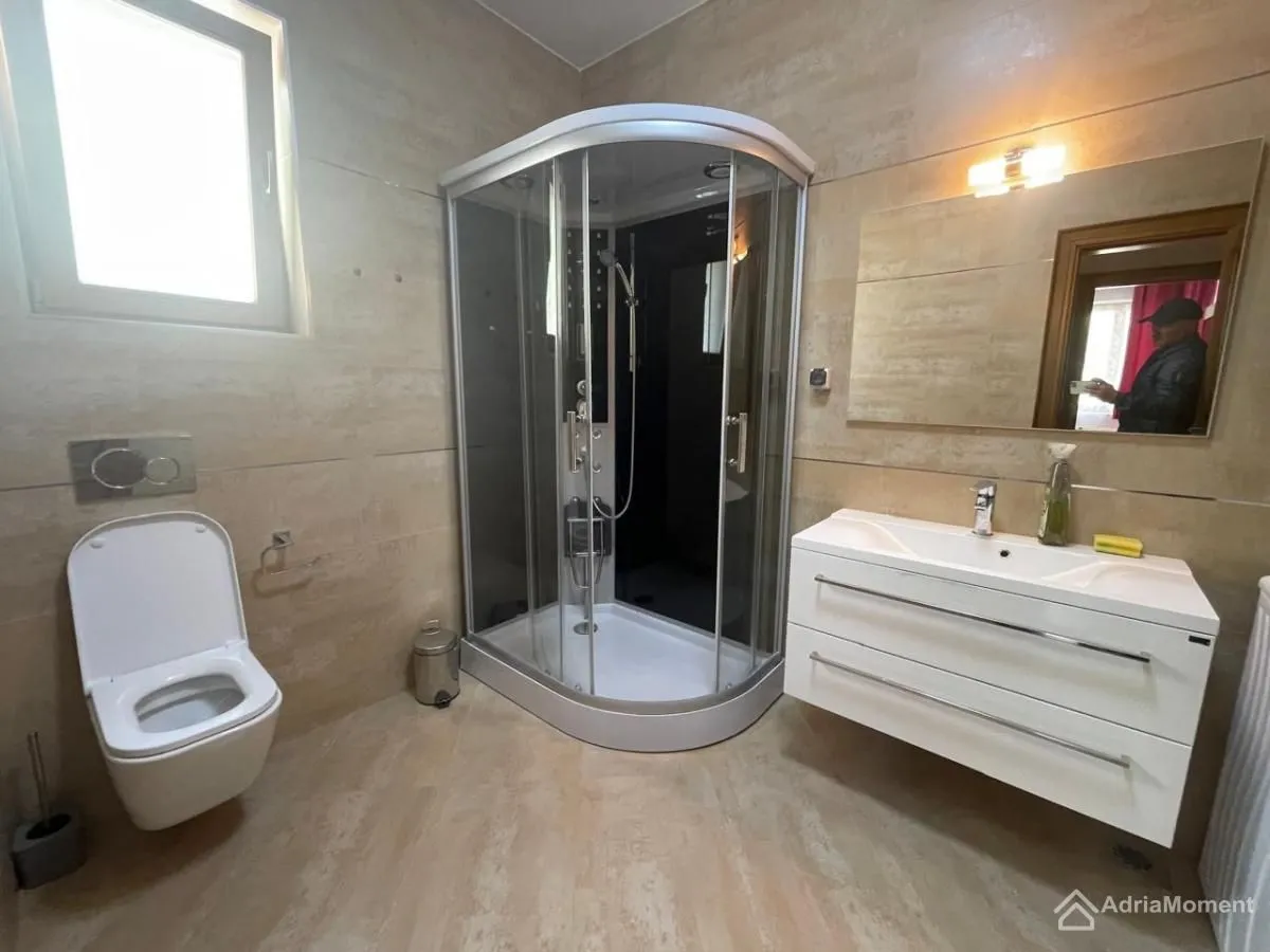Prodaja, dvosoban stan, 106m², Dobrota, Kotor