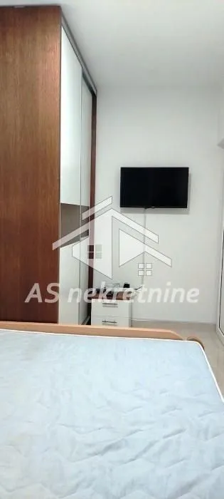 Izdavanje, trosoban stan, 58m², Savski Venac, Beograd