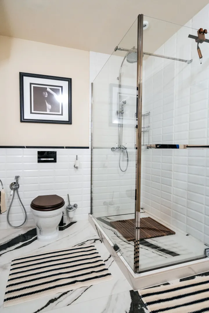 Moderne kupatilo sa tuš kabinom i ugradnom wc šoljom.