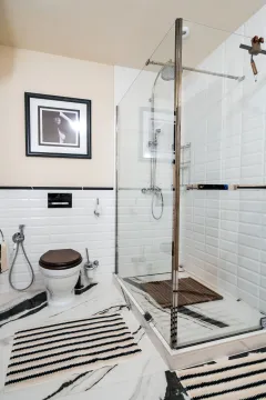 Moderne kupatilo sa tuš kabinom i ugradnom wc šoljom. - image 12