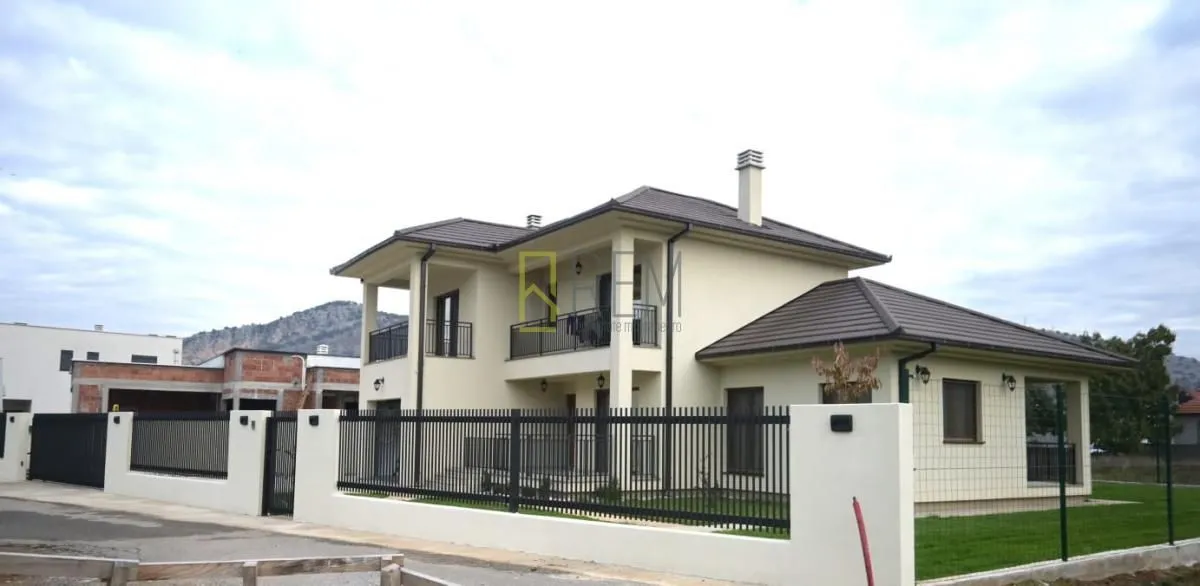 Prodaja, kuća, 212m², Tološi, Podgorica