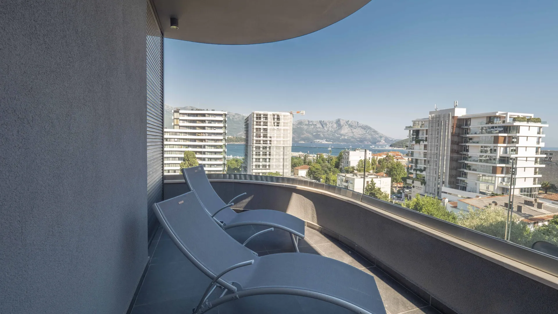 Izdavanje, dvosoban stan, 80m², Gospoština, Budva