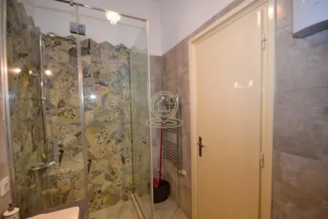 Kupatilo sa tuš kabinom i keramičkim pločicama. - image 8