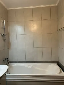 Kupatilo sa kadom obloženom svijetlim pločicama. - image 3
