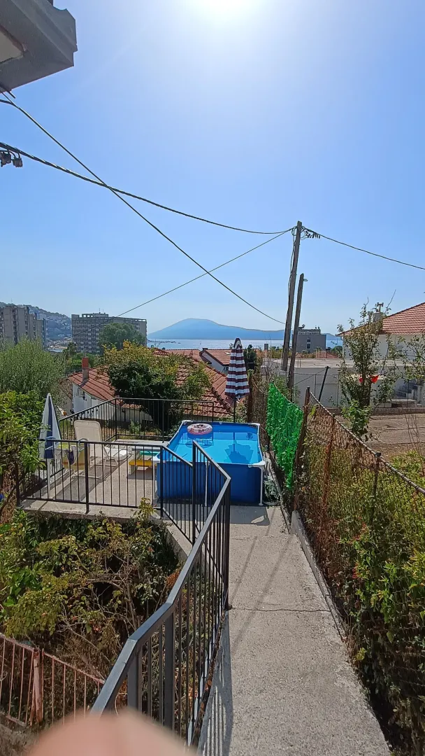 Pogled na dvorište sa bazenom i okruženjem.