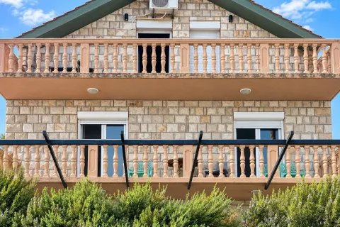 Spoljašnji izgled kuće sa kamenom fasadom i balkonima sa ogradom. - image 14