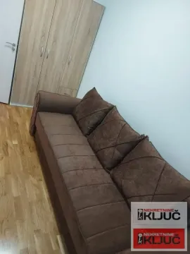Dnevna soba sa braon trosedom i ugradnim ormarom. - image 14