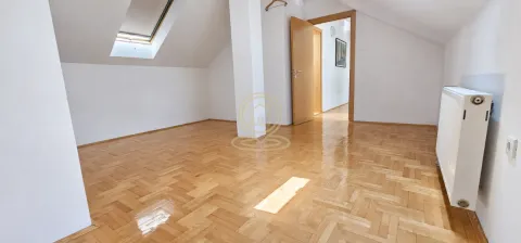 Prazna potkrovna prostorija sa parketom i krovnim prozorom. - image 19