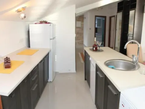 Izdavanje, dvosoban stan, 80m², Centar, Tivat - image 13