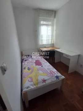 Dečja soba sa krevetom i radnim stolom. - image 10