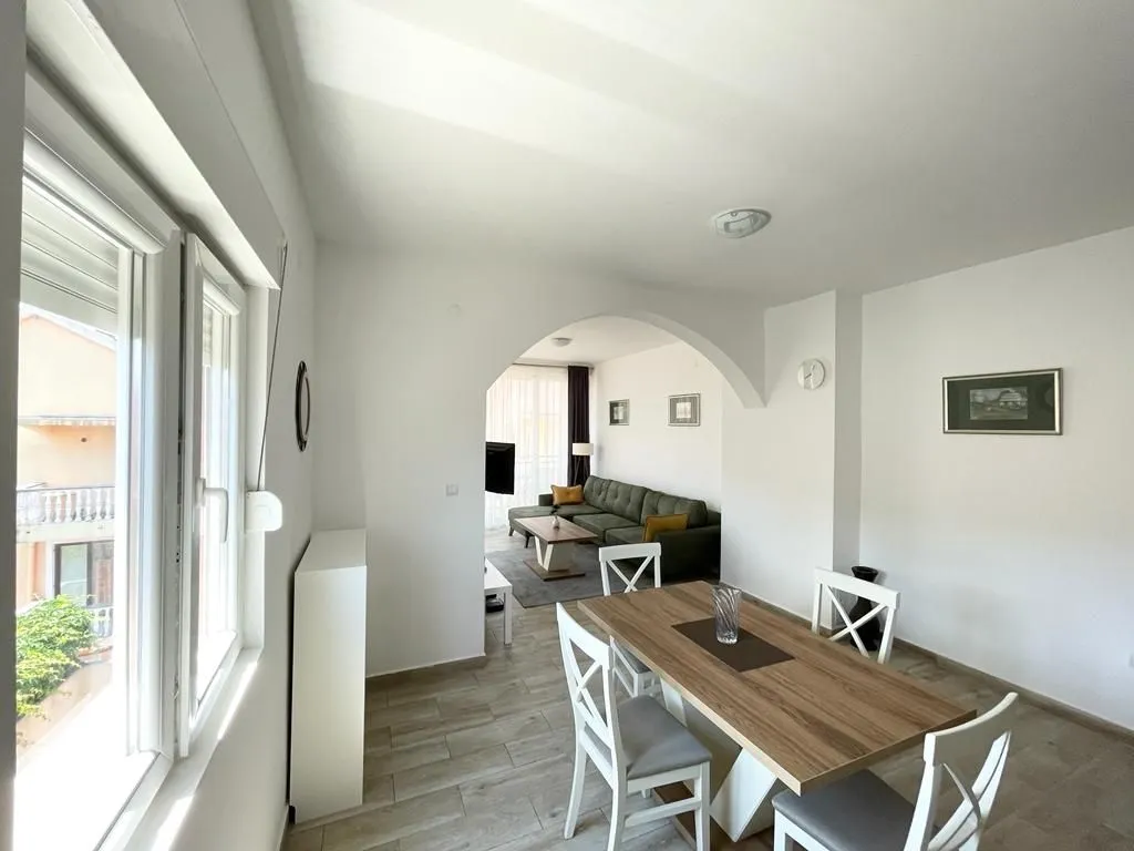 Izdavanje, dvosoban stan, 90m², Đenovići, Herceg Novi