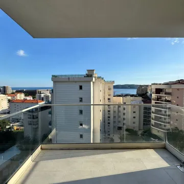 Natkrivena terasa sa staklenom ogradom i pogledom na grad i more. - image 9