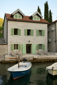 Pogled na eksterijer tradicionalne kamene kuće na obali mora sa čamcem u prvom planu. - image 7