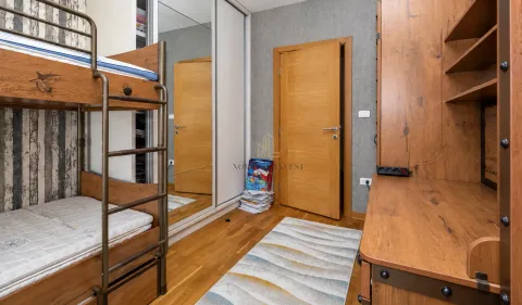 Dječija soba sa krevetom na sprat, drvenim ormarom i radnim stolom. - image 12