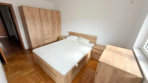 Namještena spavaća soba sa bračnim krevetom, garderoberom i drvenim podom. - image 7