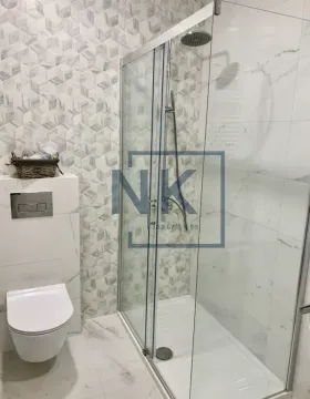 Moderno opremljeno kupatilo sa tuš kabinom i ugradnom šoljom. - image 8