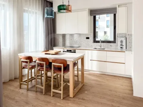 Izdavanje, trosoban stan, 90m², Boka Place, Tivat - image 2