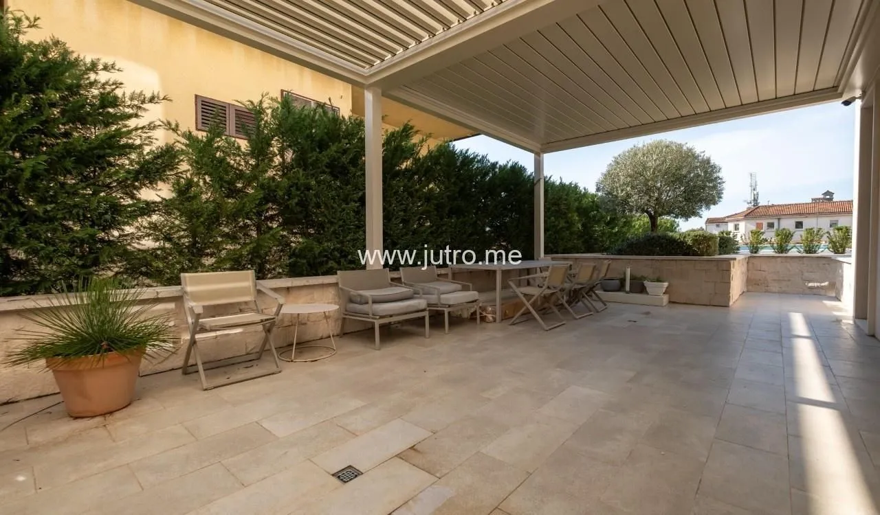 Prodaja, dvosoban stan, 103m², Centar, Tivat